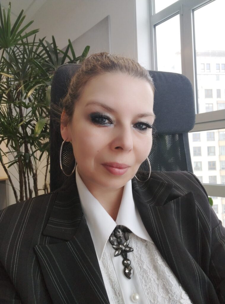Marzena Węgrzyn Trener Sprzedaży Biała kobita w ciemnym stroju biznesowym i białej koszuli