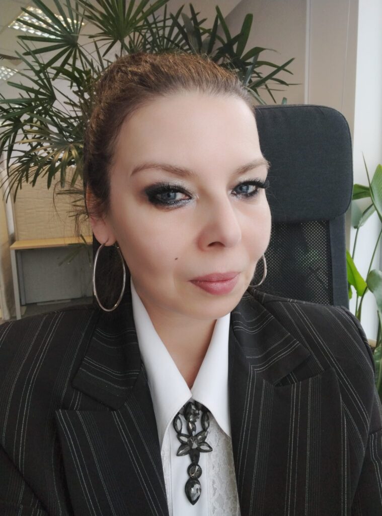 Marzena Węgrzyn Trener Sprzedaży Biała kobieta w ciemnym stroju biznesowym i białej koszuli